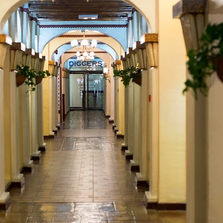 Delmon International Hotel Манама Экстерьер фото